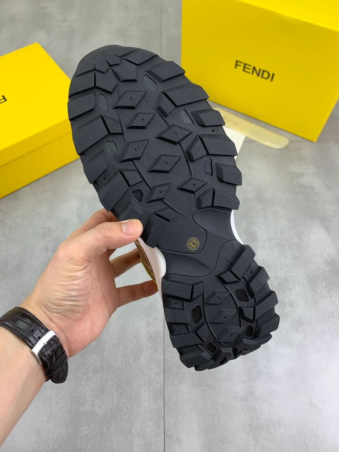 ​Men's shoes 💰P440 💰【New】Little monster 🆘 New FENDI 🕶️🕶️Simple routing effect, showing an elegant and cool driving shoe 🎬Using imported calfskin + first-layer pigskin lining🐂Excellent material🎬Detailed workmanship 🤗Comfortable foot feel➰➰. ​Pair it with any outfit to show your taste and temperament, low-key luxury ♻️Design ​simple and elegant ​noble and fashionable 🍃​Very loved and favored by trendy men 💓❤️Size: 38-44 (45 customized) 3️⃣ colors available